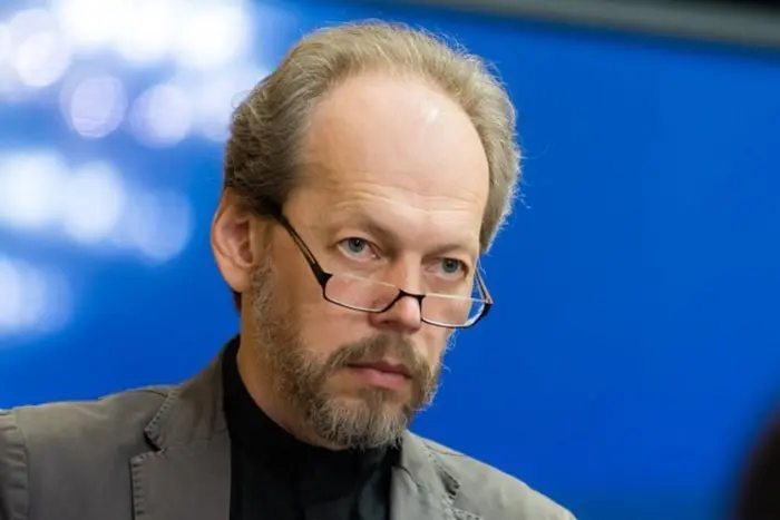 Изображение религиозного деятеля со свечой