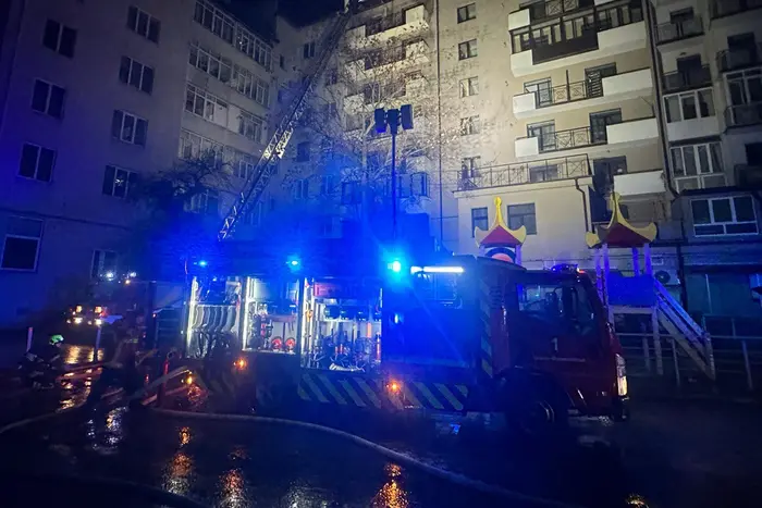 Рятувальники на місці вибухів в Івано-Франківську