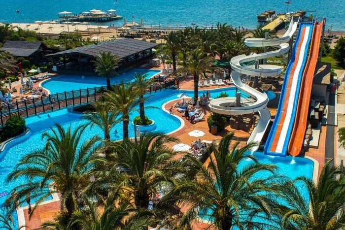 Порожні басейни в готелях Анталії