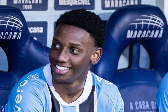 Игрок в форме клуба Шахтер