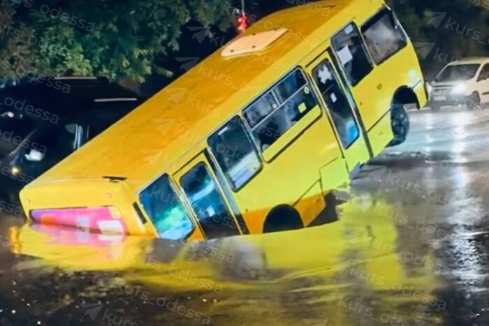 Негода в Одесі: постраждала людина, підтоплені будинки