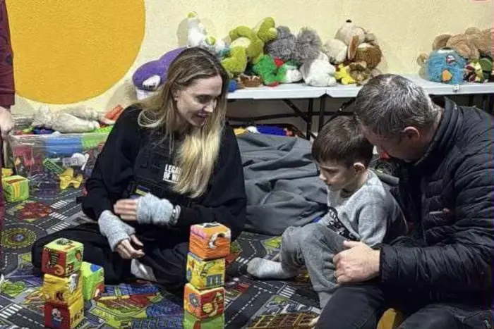 Angelina Jolie crosses the border on foot