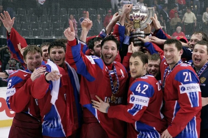 Функціонер продає золото для сім'ї