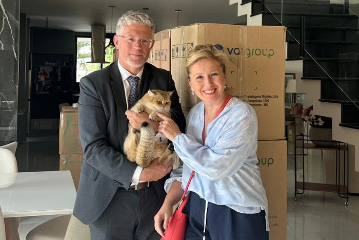 Дружина посла Мельника із сумом