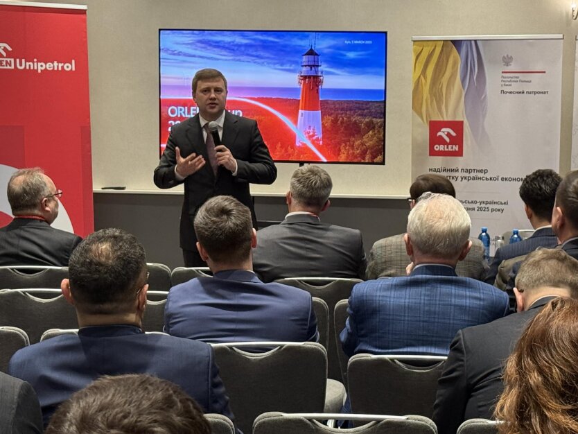 Два бака с бензином и дизелем