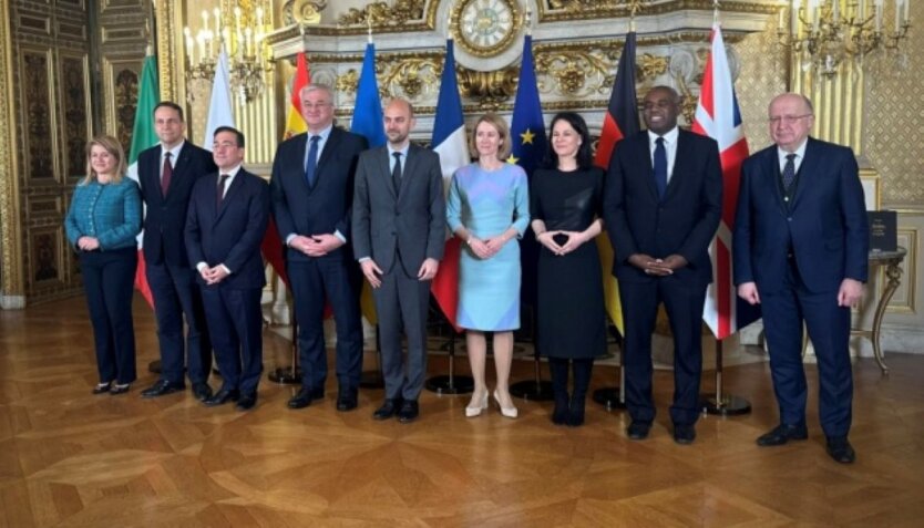 Зустріч у Парижі 2021: учасники формату 'Веймар+' розмовляють за столом