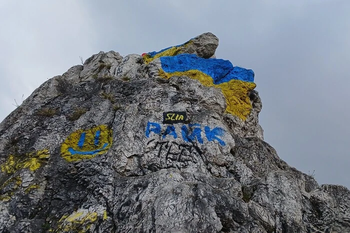 Сине-желтые цвета раскрасили заповедную скалу