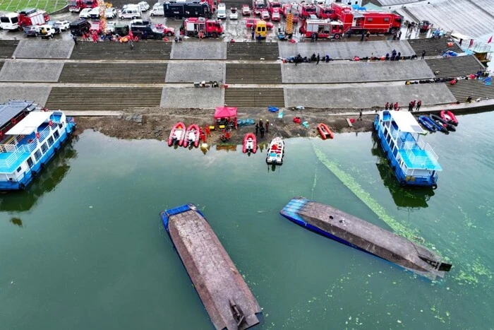 Шторм перекидає човни з туристами