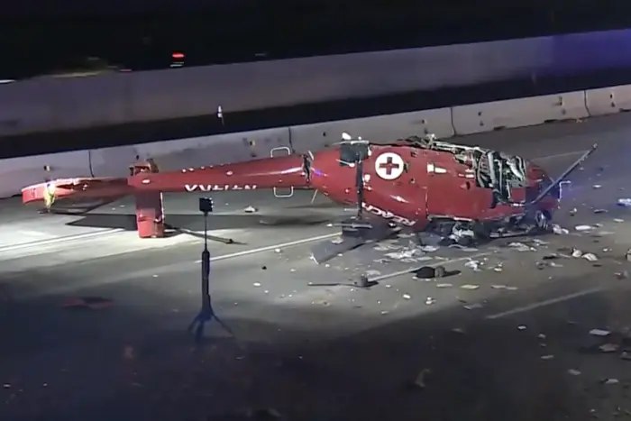 Медицинский вертолет на автобане США