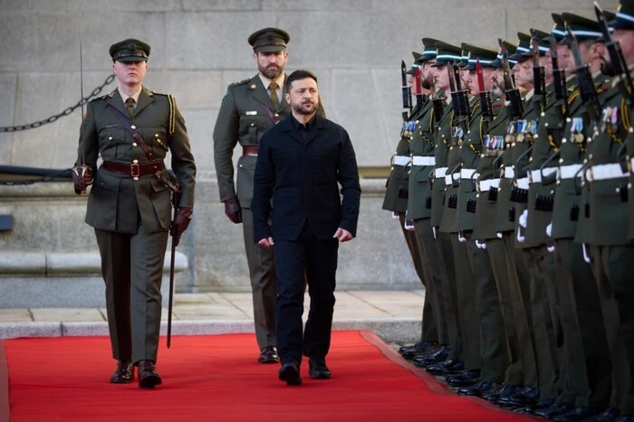 Drone against the backdrop of Zelensky's plane in Ireland