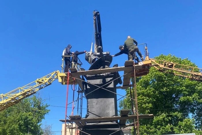 Демонтований пам'ятник Петру I у Полтаві