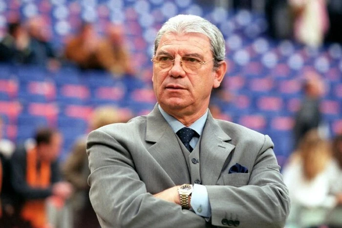 Зображення померлого румунського футбольного тренера