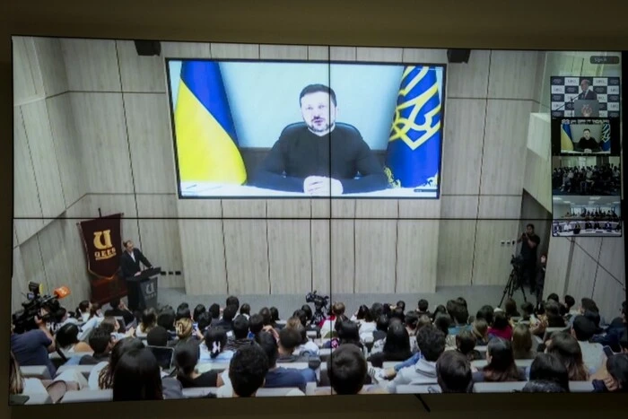 Зеленський спілкується зі студентами та викладачами Еквадору