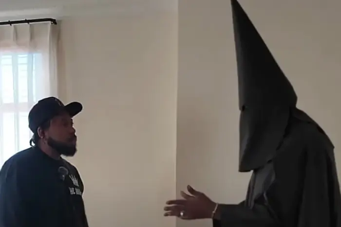 Музыкант в костюме ку-клукс-клана