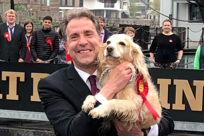 65-річний британський депутат у поліцейському автомобілі