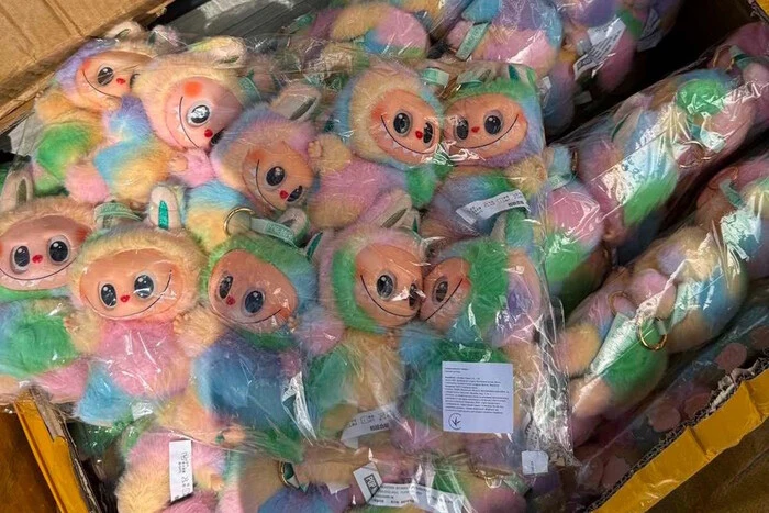 Підроблені «Лабубу» на фурзі вантажівка