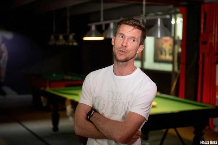 Реклама з футболістом Глєбом на перехресті