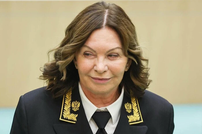 Портрет дівчини поруч з Путіним