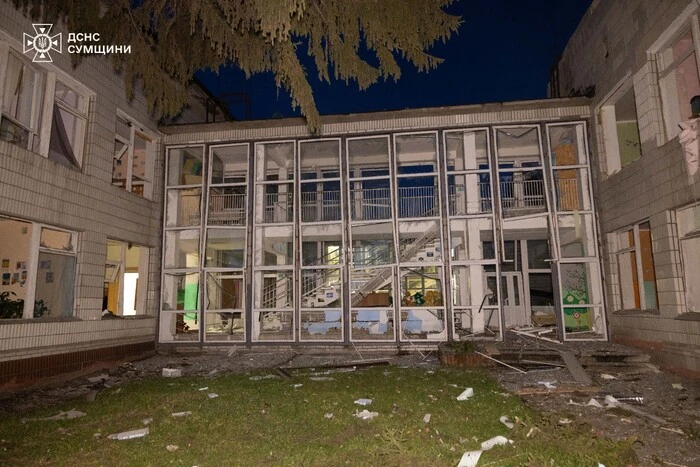 Наслідки ударів по навчальному закладу в Сумах