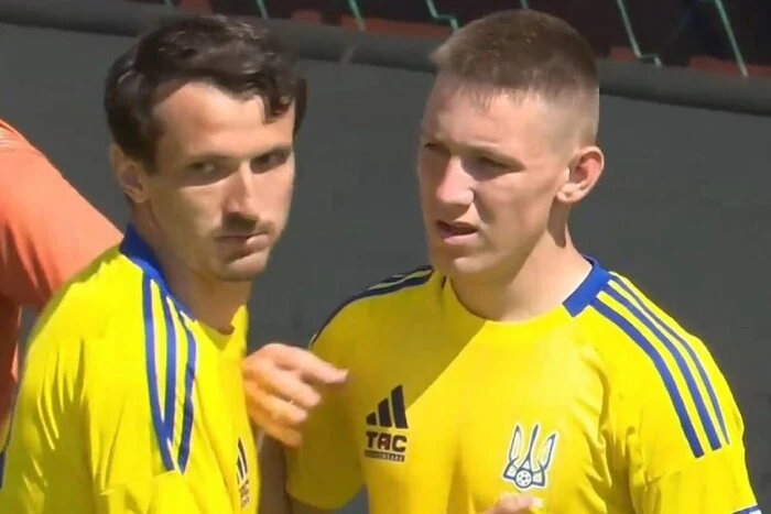 Гравці збірної України з радістю святкують перемогу