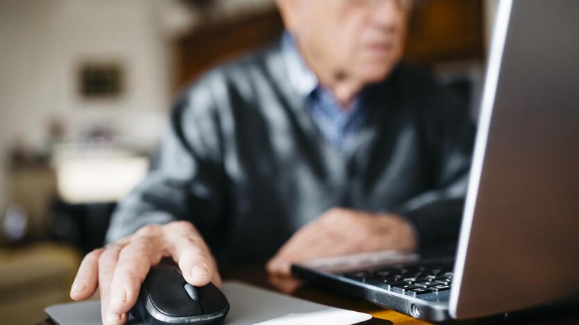 Пенсионеры хранят деньги в банке