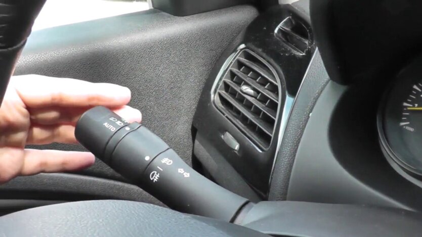 Водитель за рулем автомобиля