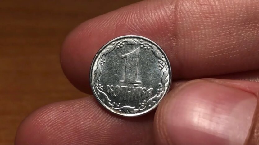 Цінна копійка в руках чоловіка