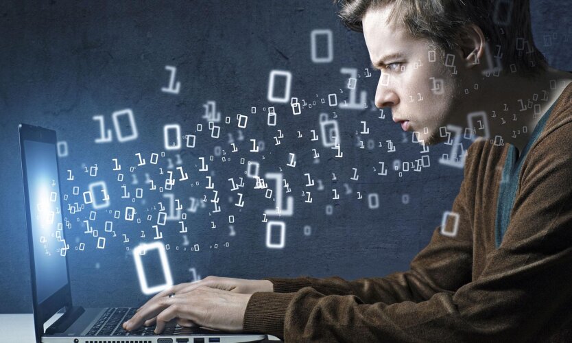 Человек в рабочем костюме с диаграммой