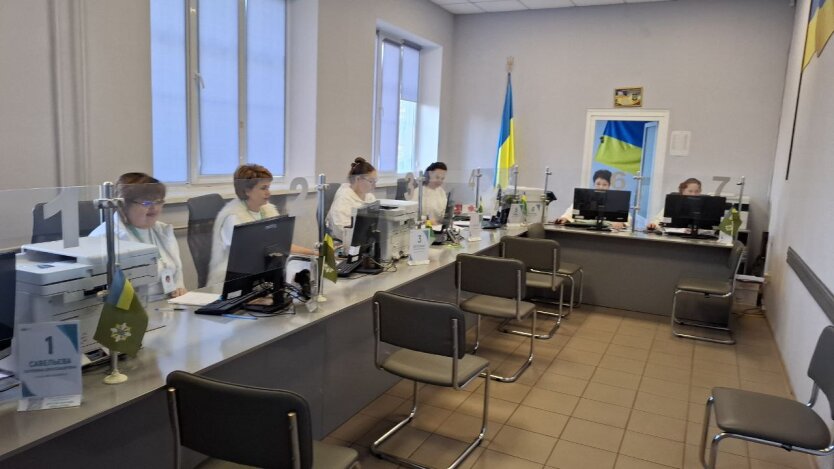 Логотип банку на фоні картки