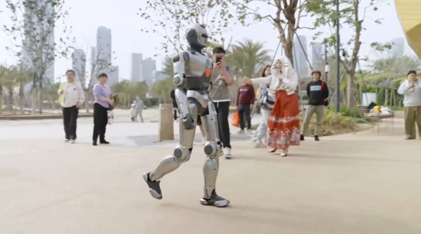Китайський гуманоїдний робот викликає в Маска