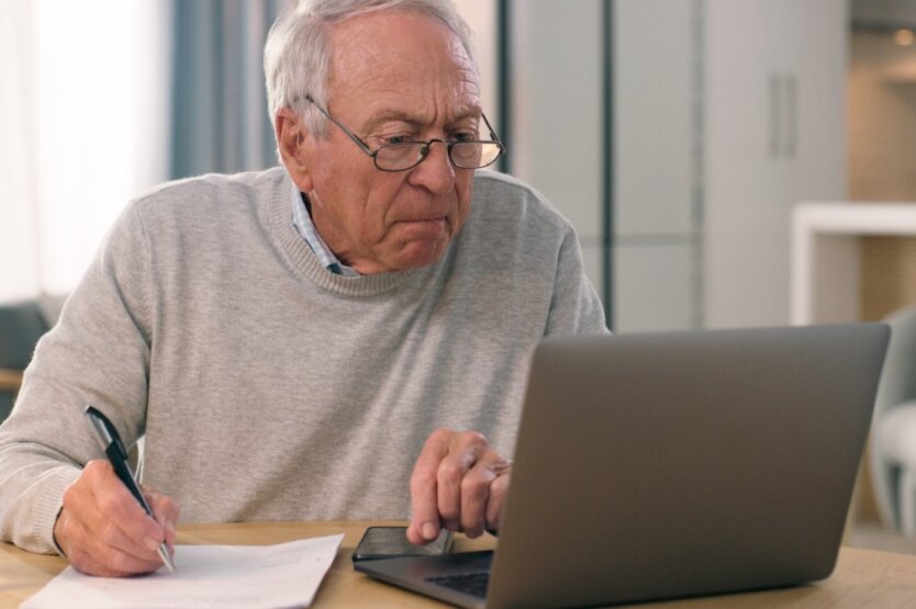 Пенсию могут приостановить: что нужно знать украинцам за границей