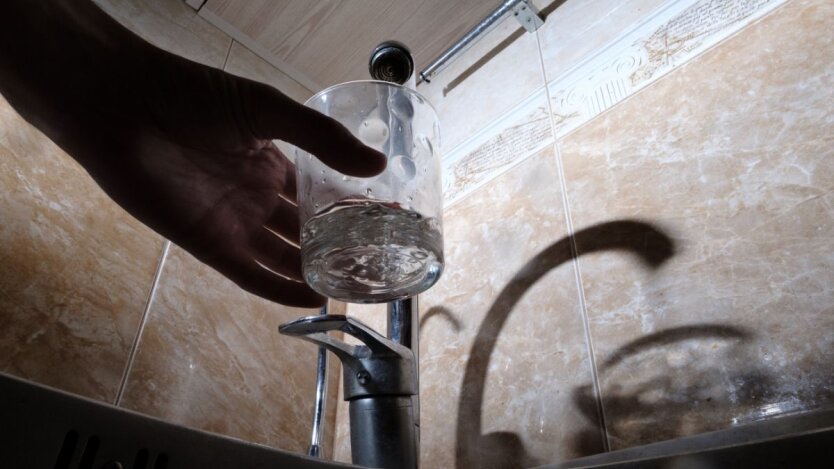 Українці на погодинній подачі води