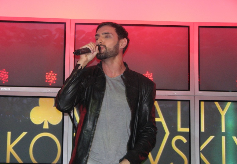 Козловський виступає на концерті у бомбосховищі Запоріжжя