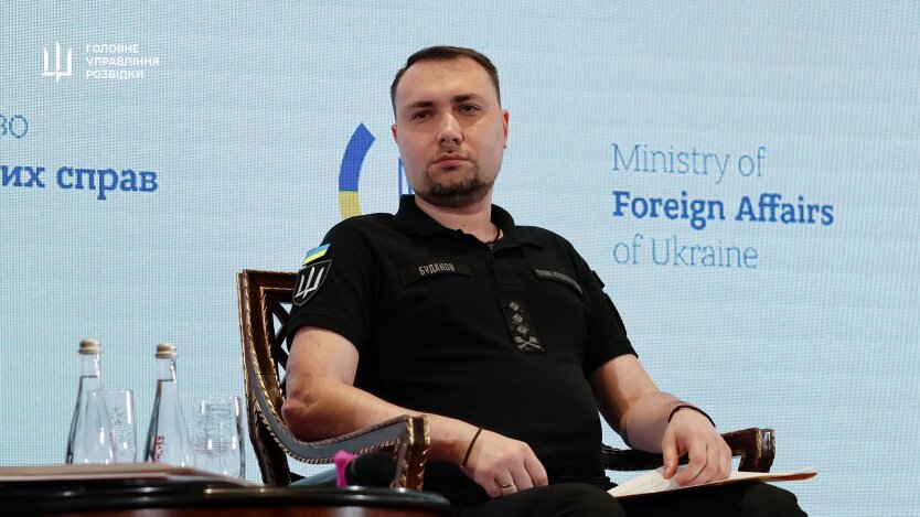 Российский военный автомат на фоне флага