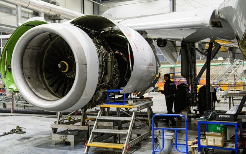 Розбір вантажного літака на запчастини