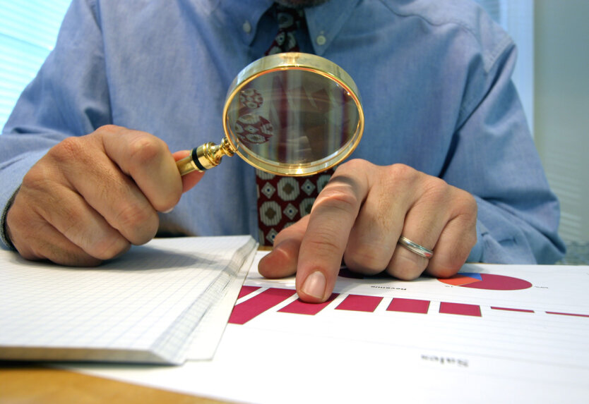 Податкова декларація з символом гривень на фоні