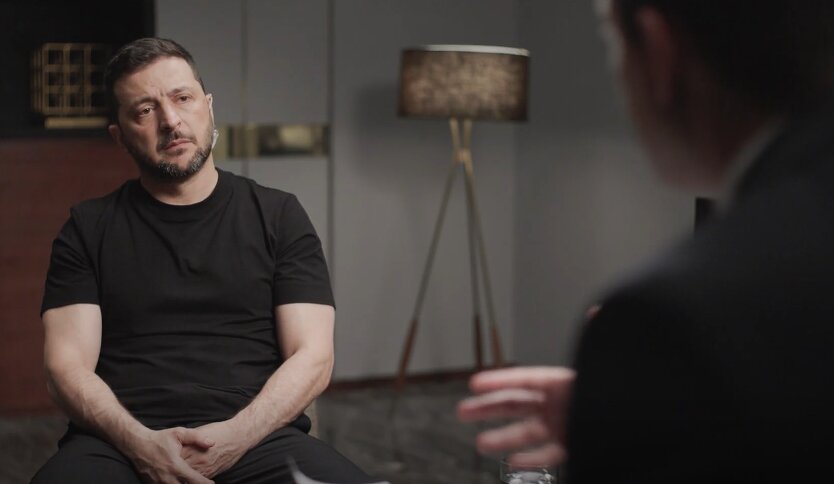 Зеленский во время речи с поднятым вверх указательным пальцем