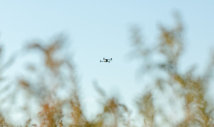 Дрони у небі над піхотою