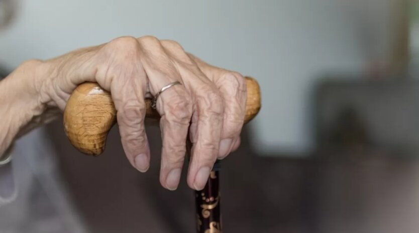 Украинцы в красных костюмах в очереди