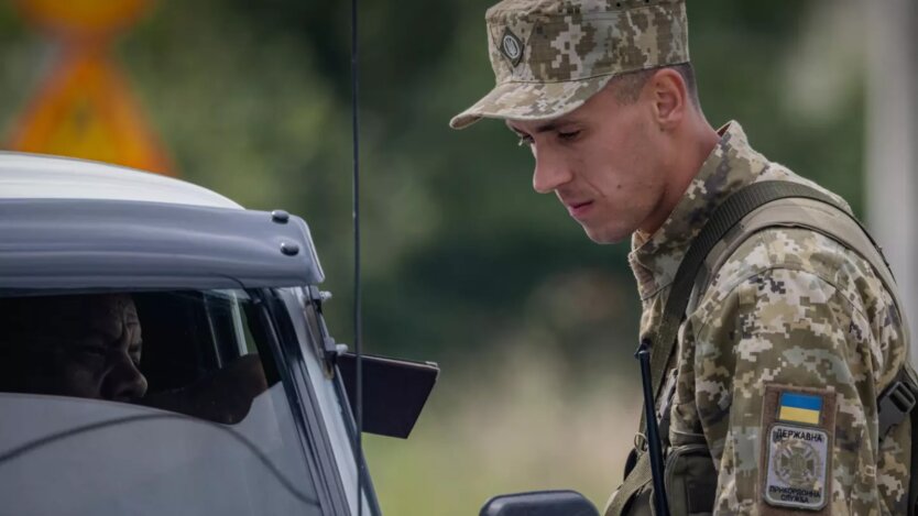 Молоді чоловіки 18-22 роки виїжджають з України