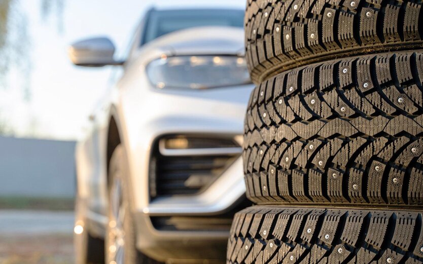 Автомобіль з літніми шинами на дорозі