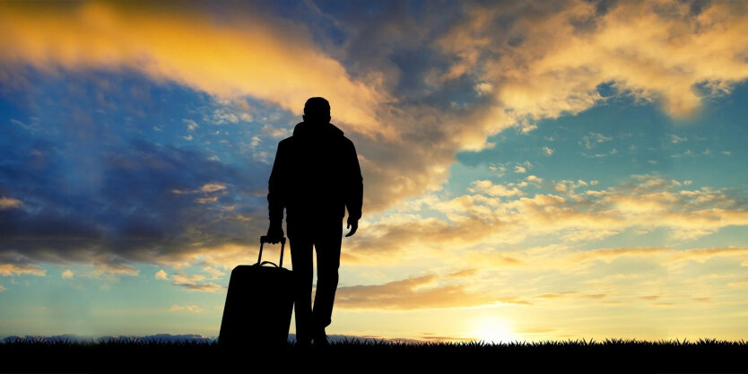 Молодые украинцы на фоне вокзала