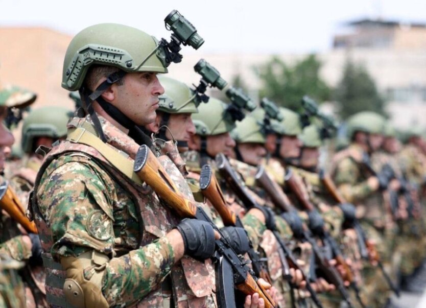 Флаги Армении и США на слиянии