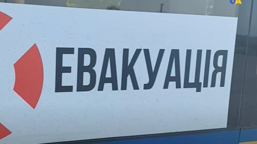 Жінка з малюком залишаються на Донеччині