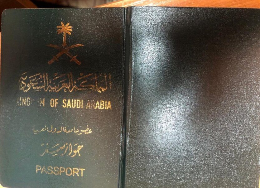 Чоловік з екзотичним паспортом на мотоциклі