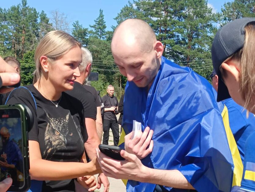 Возвращение пленников из России: фото