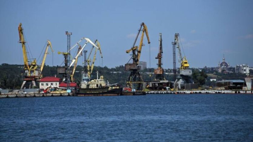 Запечатлення загружених зерном суден у порту Маріуполя