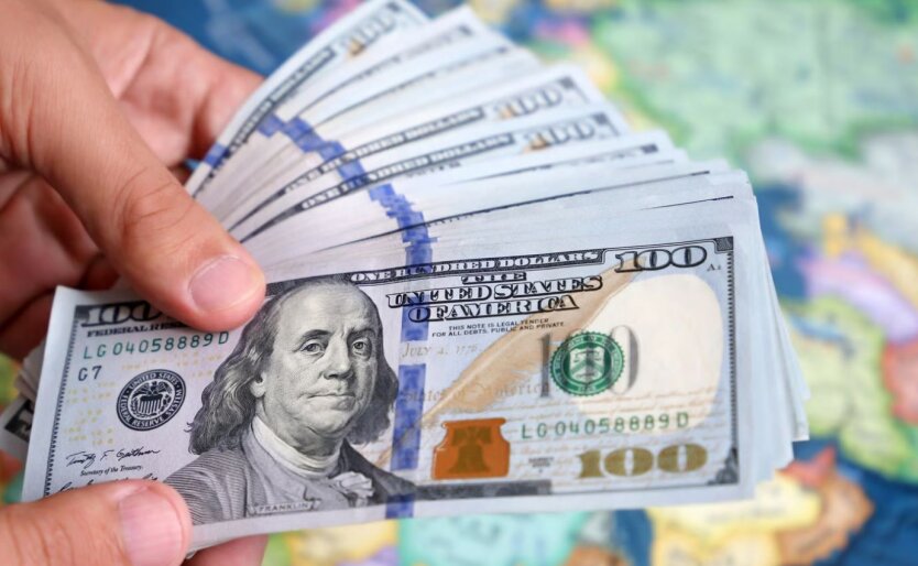 Обмінники та банки відмовляються приймати 100 доларів