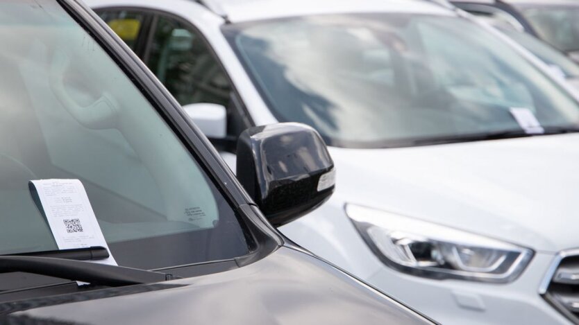 Водитель за рулем авто штрафуется