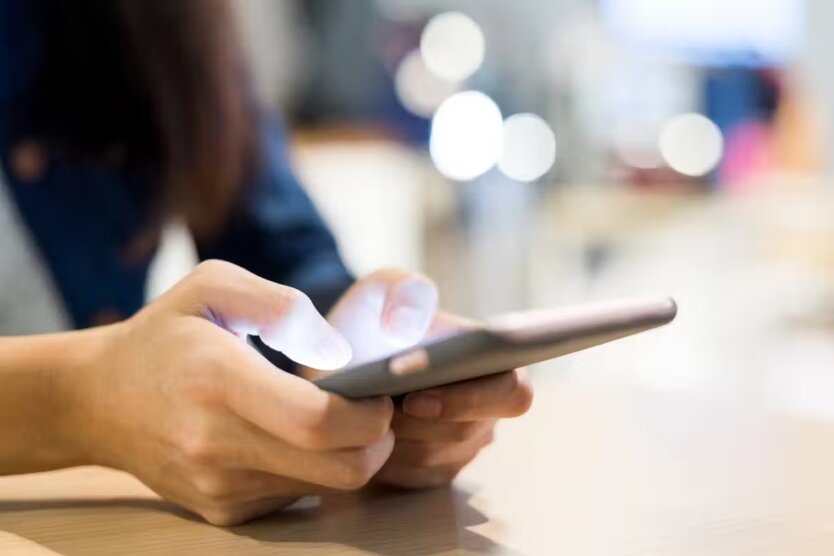 Девушка держит в руке трубку